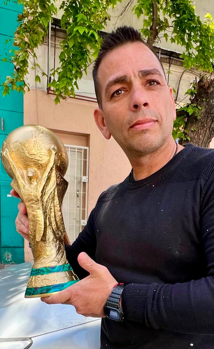Cliente real con su Copa del Mundo