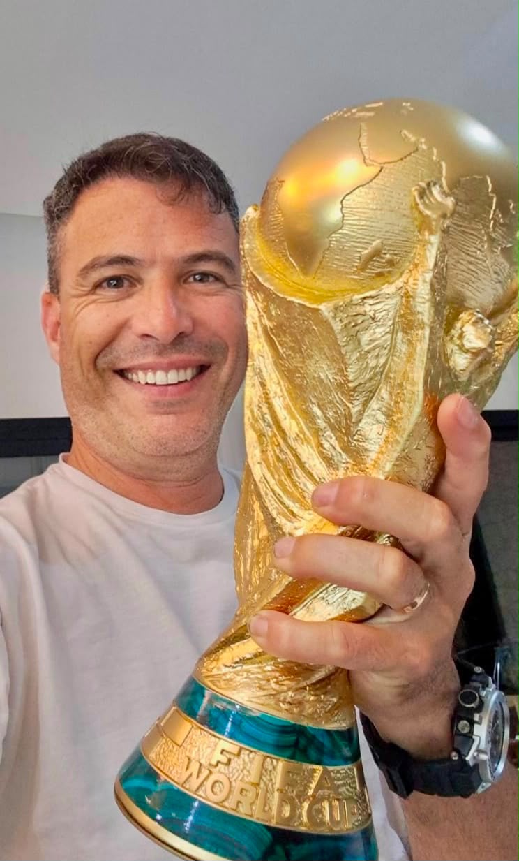 Cliente real con su Copa del Mundo